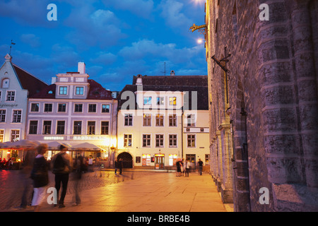 Rathausplatz (Raekoja Plats) bei Dämmerung, Tallinn, Estland, Baltikum Stockfoto