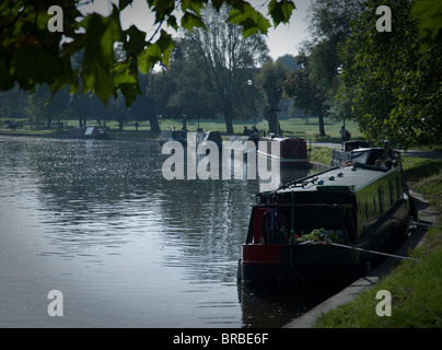 Vertäut Langbooten entlang der Leinpfad entlang des Flusses Cam in Cambridge, mit festgemachten Boote im Herbst Licht des frühen Morgens. Stockfoto