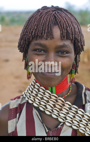 Freundliche junge Hamer Frau, Jumping Bull Zeremonie, Omo-Tal, Äthiopien Stockfoto