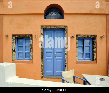 Hausfassaden und Innenhöfen auf der griechischen Insel Santorini Stockfoto