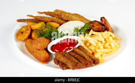 Gebratenen Fisch und Chicken Wings serviert mit Pommes Frites und Zwieback isoliert auf einem weißen Teller Stockfoto