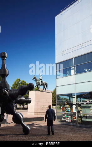 Mann, außen Kiasma Museum für zeitgenössische Kunst, Helsinki, Finnland, Skandinavien Stockfoto