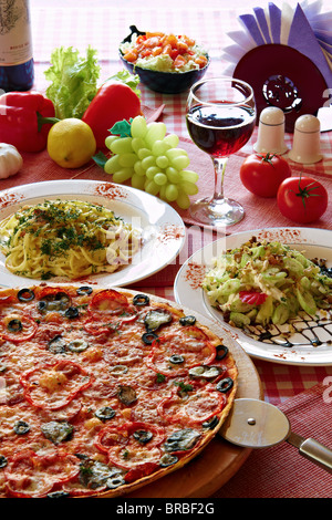 Einstellung der klassische italienische Küche mit Pizza, Pasta, Salat und Wein Stockfoto