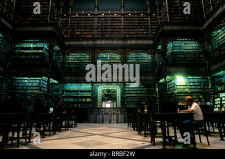 Das Innere des realen Cabinete Português de Leitura in der brasilianischen Stadt von Rio De Janeiro, Südamerika Stockfoto