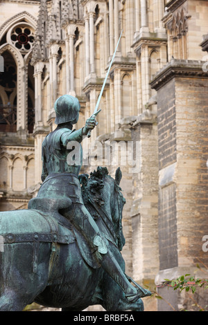 Statue von Jeanne d ' Arc außerhalb Reims Kathedrale, Reims, Marne, Frankreich Stockfoto