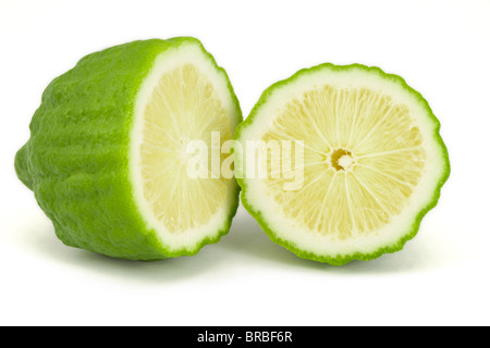 Kaffir Limette Hälfte und runde Scheibe Makro auf weißem Hintergrund Stockfoto