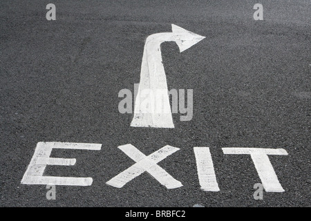 Ausfahrt auf Asphaltstraße, England, UK Stockfoto