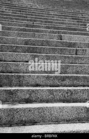 Konzentrierte in der Nähe von Schritten mit vielen führende nach oben Treppe im Hintergrund Stockfoto