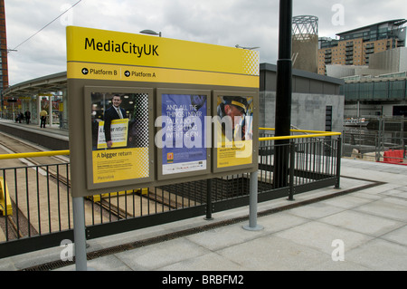 Melden Sie sich bei Metrolink Tram-Station bei MediaCityUK, Salford Quays, Manchester, England, UK. Stockfoto