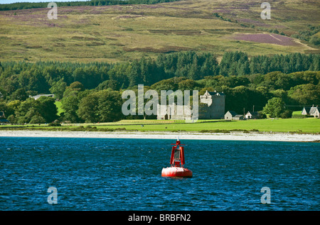 Skipness Burgruine auf der Küste von Kintyre in Argyll & Bute Schottland von Kilbrannan Ton gesehen. Stockfoto
