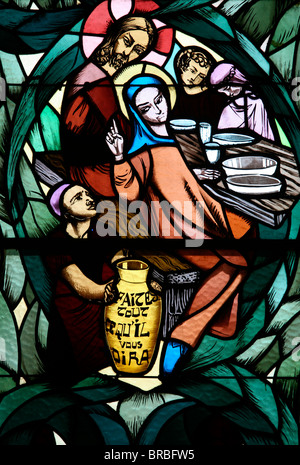 Buntglasfenster der Hochzeit Cana, Saint-Joseph des Fins Kirche, Annecy, Haute Savoie, Frankreich Stockfoto