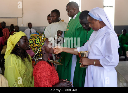 Nigeria: Heilige Kommunion zu verbringen, von einer Nonne, Sonntagsmesse in eine römisch-katholische Kirche in Kuru Stockfoto