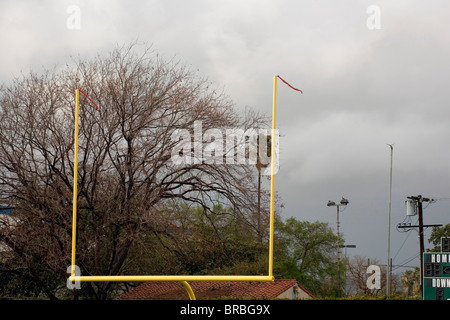 Windanzeiger Klappen auf American Football Feld Beiträge Stockfoto