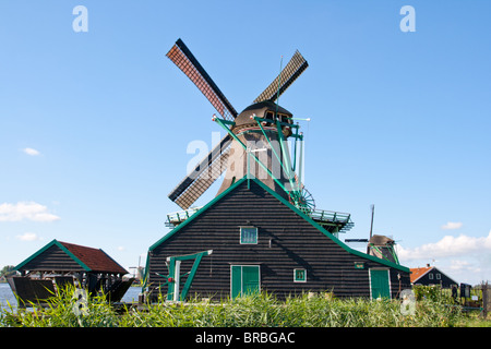 Gut erhaltene historische Windmühlen und Häuser auf der Zaanse Schans in Holland Stockfoto