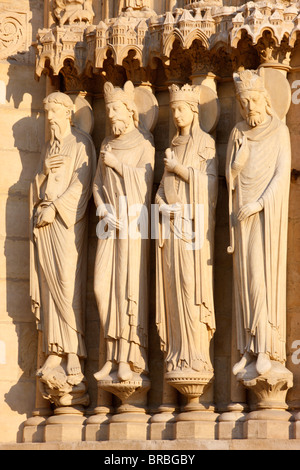 St.-Anna Tor Skulpturen von St. Paul, König David, Bethsabee und ein König, Westfassade, die Kathedrale Notre Dame, Paris, Frankreich Stockfoto