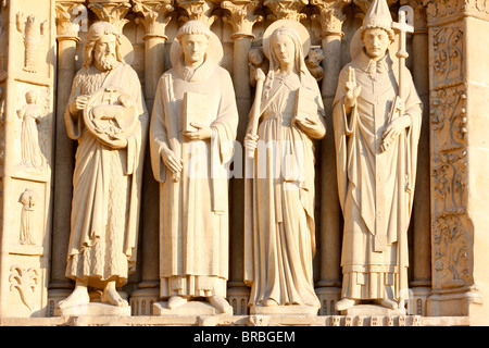 St. Johannes der Täufer, St. Etienne, ste Genevieve und Papst St. Sylvester, Jungfrau-Tor, Kathedrale Notre-Dame, Paris, Frankreich Stockfoto