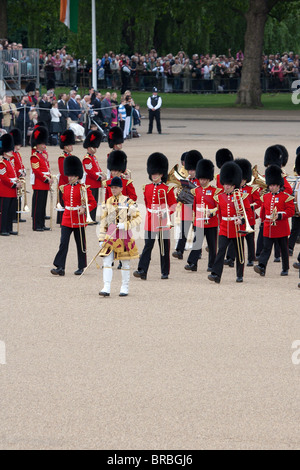 Drum Major Grenadier Guards Band auf dem Paradeplatz führt. "Trooping die Farbe" 2010 Stockfoto