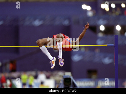 Man löscht die Bar bei einem High-Jump-event Stockfoto