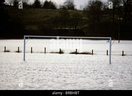 Überfluteten Fußballplatz mit Zaun im Hintergrund Stockfoto