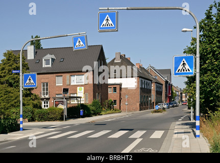 Fußgängerüberweg in der kleinen Stadt in Deutschland. Stockfoto