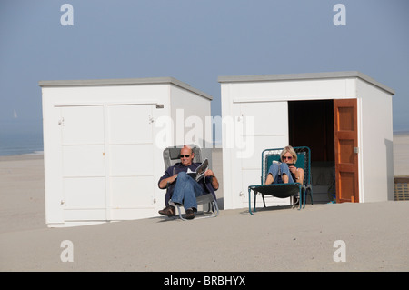 Belgien. IM RUHESTAND RENTNER GENIEßEN SIE DIE SONNE IN ZEEBRUGGE AN DER NORDSEE Stockfoto