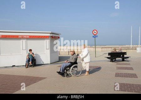 Belgien. IM RUHESTAND RENTNER GENIEßEN SIE DIE SONNE IN ZEEBRUGGE AN DER NORDSEE Stockfoto