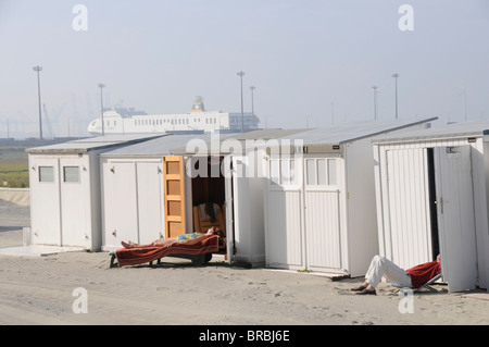 Belgien. IM RUHESTAND RENTNER GENIEßEN SIE DIE SONNE IN ZEEBRUGGE AN DER NORDSEE Stockfoto