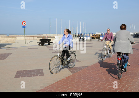 Belgien. IM RUHESTAND RENTNER GENIEßEN SIE DIE SONNE IN ZEEBRUGGE AN DER NORDSEE Stockfoto