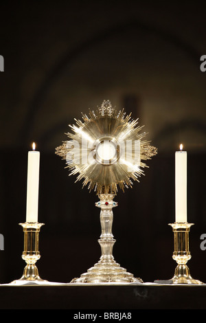 Heiliges Sakrament und Altar Kerzen in der Kathedrale Notre Dame de Paris, Paris, Frankreich Stockfoto