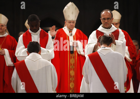 Ordinationen Priester an der Kathedrale Notre Dame de Paris, Paris, Frankreich Stockfoto