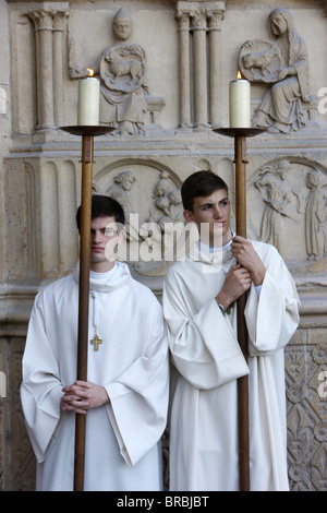 Ministranten außerhalb der Kathedrale Notre Dame de Paris, Paris, Frankreich Stockfoto