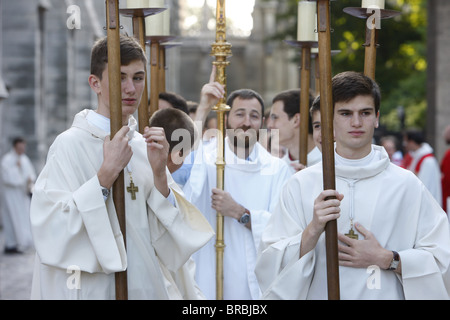 Ministranten außerhalb der Kathedrale Notre Dame de Paris, Paris, Frankreich Stockfoto