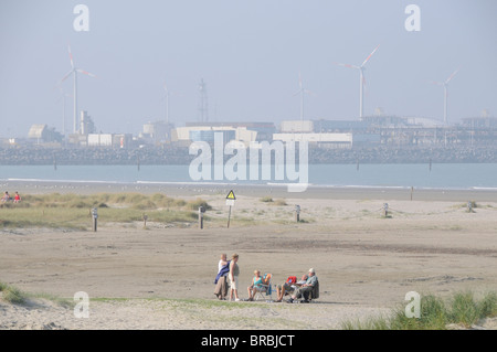 Belgien. IM RUHESTAND RENTNER GENIEßEN SIE DIE SONNE IN ZEEBRUGGE AN DER NORDSEE Stockfoto