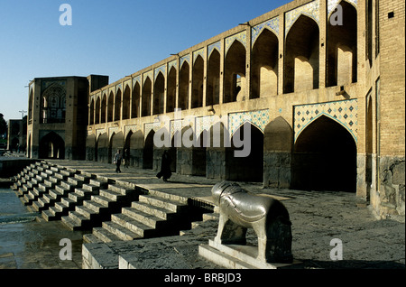 Khaju-Brücke den Fluss Zayandeh in Esfahan, Zentraliran erstreckt sich Stockfoto