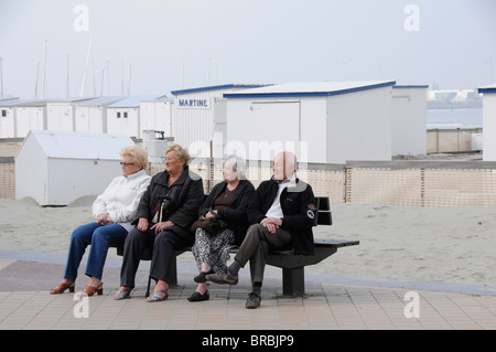 Belgien. IM RUHESTAND RENTNER GENIEßEN SIE DIE SONNE IN ZEEBRUGGE AN DER NORDSEE Stockfoto