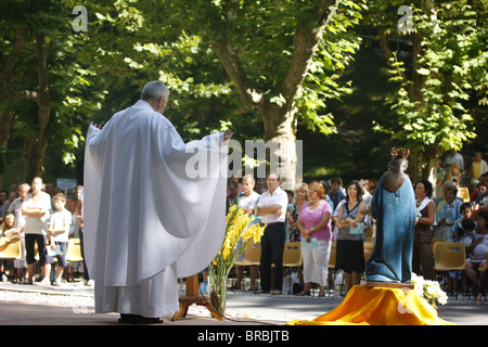 Messe in Benite la Fontaine Heiligtum, La Roche-Sur-Foron, Haute Savoie, Frankreich Stockfoto