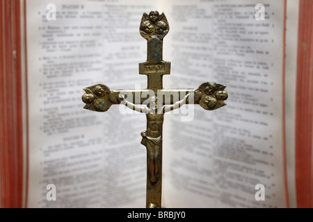 Kruzifix und Bibel, Saint Gervais, Haute Savoie, Frankreich Stockfoto