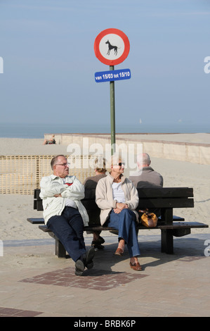 Belgien. IM RUHESTAND RENTNER GENIEßEN SIE DIE SONNE IN ZEEBRUGGE AN DER NORDSEE Stockfoto