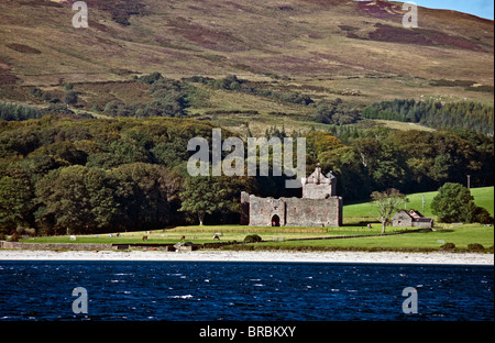 Skipness Burgruine auf der Küste von Kintyre in Argyll & Bute Schottland von Kilbrannan Ton gesehen. Stockfoto