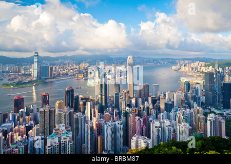 Skyline der Stadt und den Victoria Harbour angesehen vom Victoria Peak, Hong Kong, China Stockfoto