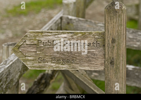 Wanderweg-Zeichen St Begas Kirche am Ufer des Bassenthwaite Lake District, Cumbria, England Stockfoto