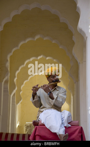 Ein Mann in traditioneller indischer Kleidung spielen eine Holzflöte an das Meherangarh Fort in Jodhpur, Rajasthan, Indien Stockfoto