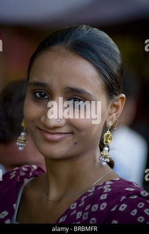 Ein junges Mädchen tragen aufwendige Ohrringe in Jodhpur, Rajasthan, Indien Stockfoto