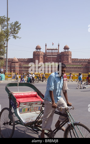 Rikscha-Fahrer in der Nähe von Lahore Gate, Old Delhi, India Stockfoto