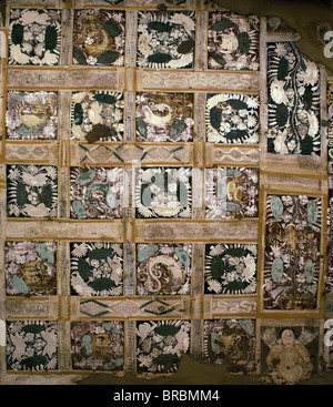 Detail der Motive auf der Decke im Inneren der Höhle Nr. 17, Ajanta, UNESCO-Weltkulturerbe, Maharashtra, Indien Stockfoto