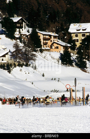 Gruppe von Eis Jockeys Rennen an der Seite eines Flusses im winter Stockfoto