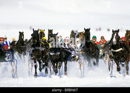 Gruppe von Eis Jockeys Rennen an der Seite eines Flusses im winter Stockfoto