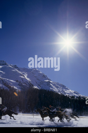 Gruppe von Eis Jockeys Rennen an der Seite eines Berges im winter Stockfoto