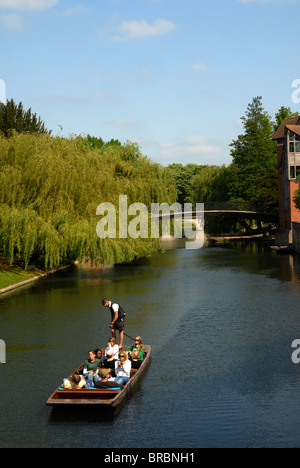 Eine Gruppe von Touristen genießen eine Chauffeur Punt Fahrt auf dem Fluss Cam durch zentrale Cambridge Stockfoto