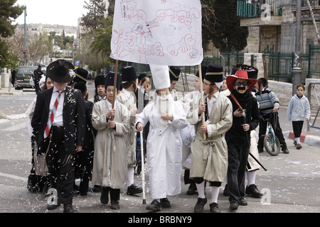 Kinder gekleidet für Purim Urlaub in Mea Shearim, jüdisch orthodoxen Viertel, Jerusalem, Israel Stockfoto